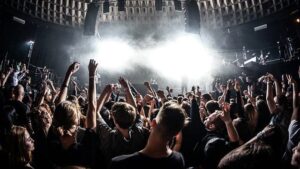 Der Verdienst von Musikern hängt oftmals stark von Tourneen und Live-Shows ab (Credit: Unsplash / CCO)