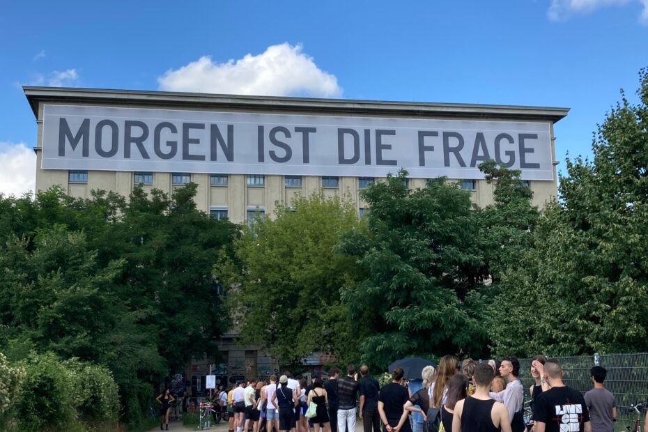 Berghain Schlange vor Tür (Sommer 2021)