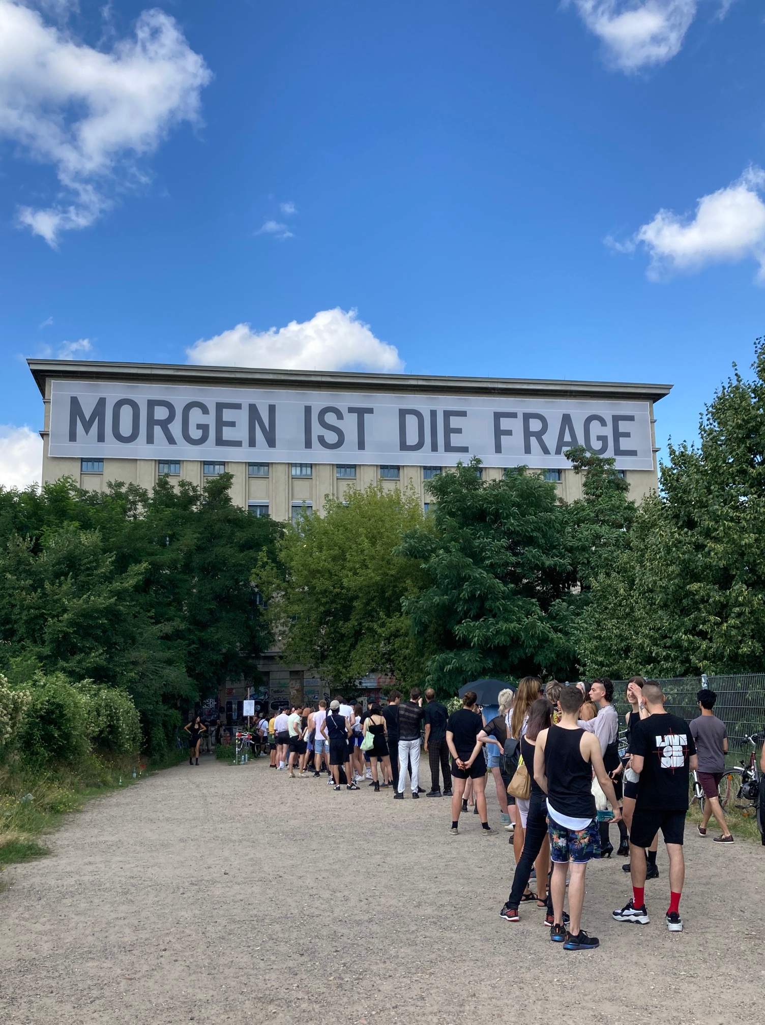 Berghain Schlange vor Tür (Sommer 2021)