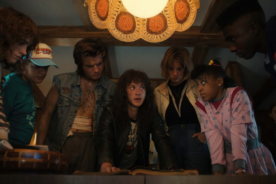 STRANGER THINGS. (L to R) Natalia Dyer as Nancy Wheeler, Gaten Matarazzo as Dustin Henderson, Joe Keery as Steve Harrington, Joseph Quinn as Eddie Munson, Maya Hawke as Robin Buckley, Priah Ferguson as Erica Sinclair, Sadie Sink as Max Mayfield, and Caleb McLaughlin as Lucas Sinclair in STRANGER THINGS. Cr. Courtesy of Netflix © 2022