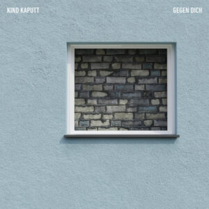 Cover der Single: blau-graue Hauswand mit Fenster. Hinter dem Fenster ist eine Mauer