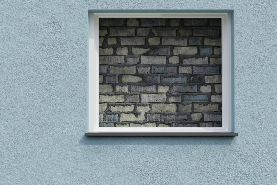 Cover der Single: blau-graue Hauswand mit Fenster. Hinter dem Fenster ist eine Mauer
