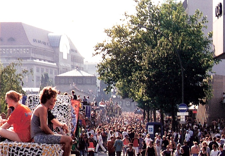 https://commons.wikimedia.org/wiki/File:Franconia-Love-Truck_1995.jpg?uselang=de#